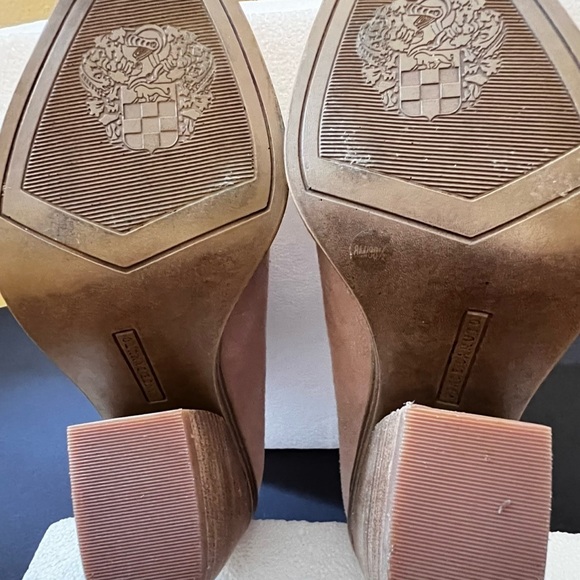 Vince Camuto fabulous and comfortable booties, tan suede, zippered backs - Picture 3 of 6